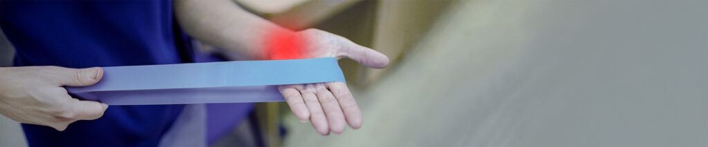 Das Bild zeigt ein Elastic-band, Hand, Symptom bei Arthritis. Arthritis ist ein Oberbegriff für verschiedene entzündliche Gelenkerkrankungen. Mehrere Entzündungen der Gelenke werden Arthritiden genannt. Sie entstehen aufgrund von Immunstörungen, Stoffwechselkrankheiten oder Infektionen. Typische Anzeichen sind etwa Gelenkschmerzen, Schwellungen und Rötungen.