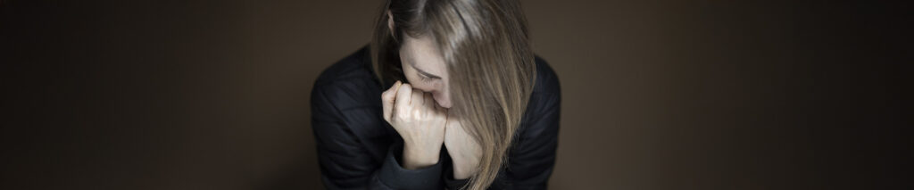 Sie sehen eine Frau die an Erschöpfungsdepression leidet.