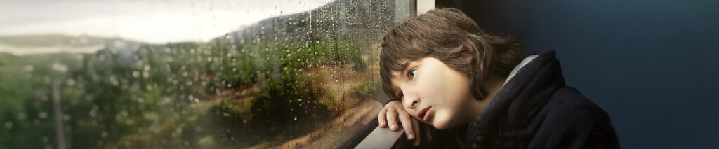 Sie sehen ein Kind am Fenster. Draußen regnet es und der Junge hat Kopfschmerzen bekommen. Kopfschmerzen bei Kindern sind nicht immer nur körperlich bedingt – oft spielen emotionale und geistige Belastungen eine große Rolle. „Scheint die Welt so groß, weil der Kopf so klein?“ fragt Wilhelm Busch. Für ein Kind mag es sich tatsächlich so anfühlen. Kopfschmerz bei Kindern und kindliche Kopfschmerzen können in den ersten Lebensjahren Ausdruck einer geistig-seelischen „Verdauungsstörung“ sein.

Gerade in jungen Jahren prasseln viele neue Eindrücke auf Kinder ein, die sie nicht immer sofort verarbeiten können. Dieser Überfluss an Reizen kann zu Kopfweh bei Kindern führen, das sich als Spannungskopfschmerz oder Migräne äußert. Auch Kopfschmerzen im Kindesalter sind häufig eine Folge von Stress, Überforderung oder unausgeglichener Lebensweise. Die Ursachen für Cephalgie bei Kindern können somit weit über physische Faktoren hinausgehen und sollten ganzheitlich betrachtet werden. Eine bewusste Entlastung, eine ausgewogene Ernährung und ausreichend Erholung können dazu beitragen, Kopfprobleme bei Kindern zu lindern und vorzubeugen.