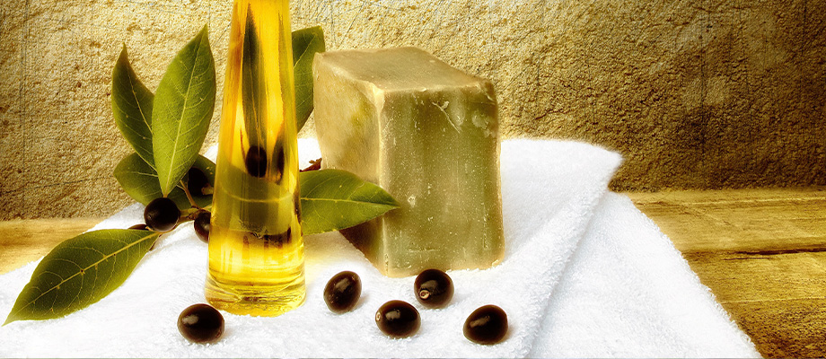 Olive als Heilmittel (Olea europaea)
Zweck des Bildes: Zeigt Olivenzweige mit Früchten.
Anwendung: Olivenblätter werden zur Blutdruckregulierung und für das Herz-Kreislauf-System genutzt.