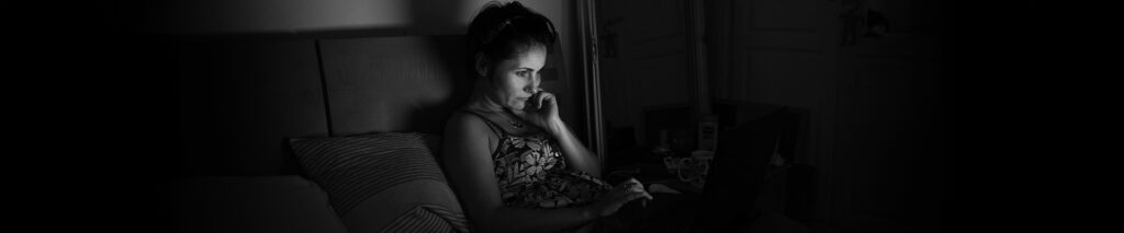 Sie sehen eine Frau die an Schlafstörungen in ihren Wechseljahre ist. Schlafstörungen in den Wechseljahren sind ein weit verbreitetes Problem, das viele Frauen betrifft. Der weibliche Schlaf unterscheidet sich grundsätzlich vom männlichen, insbesondere in sensiblen Lebensphasen wie der Schwangerschaft oder der Menopause. Ein typisches Beispiel ist das "selektive Mama-Gehör", das Frauen im Schlaf selbst auf leise Geräusche ihres Kindes reagieren lässt, während andere Umgebungsgeräusche ignoriert werden.
Mit Beginn der Wechseljahre treten hormonelle Veränderungen auf, die das Schlafverhalten erheblich beeinflussenkönnen. Sinkende Östrogenspiegel und eine reduzierte Progesteronproduktion führen häufig zu Ein- und Durchschlafstörungen, nächtlichen Hitzewallungen, Schweißausbrüchen und einer insgesamt schlechteren Schlafqualität. Diese Schlafprobleme in der Menopause sind für viele Frauen belastend und können sich negativ auf das allgemeine Wohlbefinden auswirken.