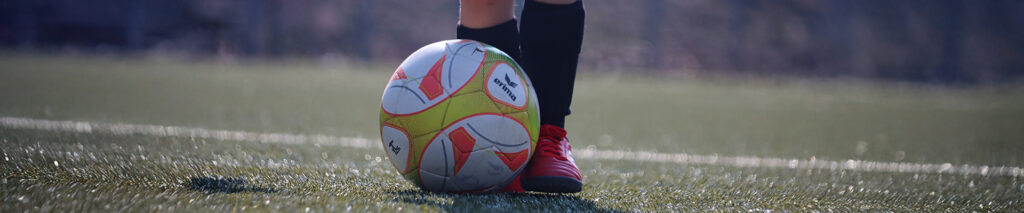 Sie sehen Symbolhaft für die Rubrik Sportverletzungen bei Kindern einen Fußball.