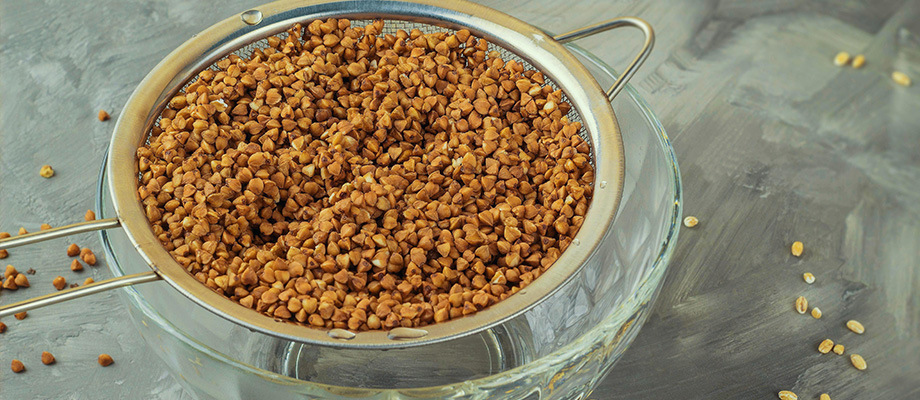 Buchweizentee
Tasse mit Buchweizentee und Buchweizenkörnern – koffeinfreies, antioxidatives Getränk für Herzgesundheit und Blutzuckerregulation.
