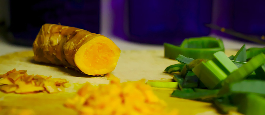 Gelbwurz (Kurkuma)
Frische Gelbwurzwurzeln und Kurkumapulver – entzündungshemmendes Superfood mit hohem Curcumingehalt für Gelenke und Immunsystem.