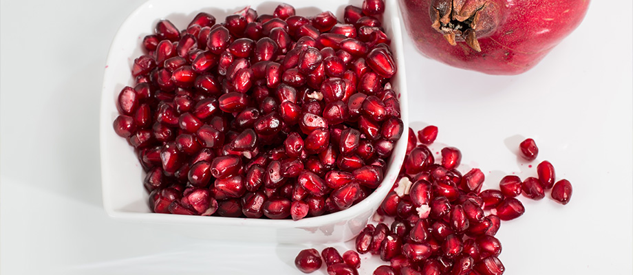 Granatapfelsamenöl
Flasche mit Granatapfelsamenöl und Granatapfelkerne – antioxidativer Zellschutz für Haut und Herzgesundheit.