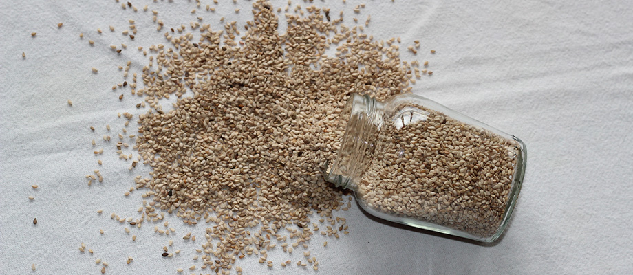 Leinsamenmehl
Schale mit Leinsamenmehl und ganze Leinsamen – ballaststoffreiches Superfood zur Förderung der Darmgesundheit.