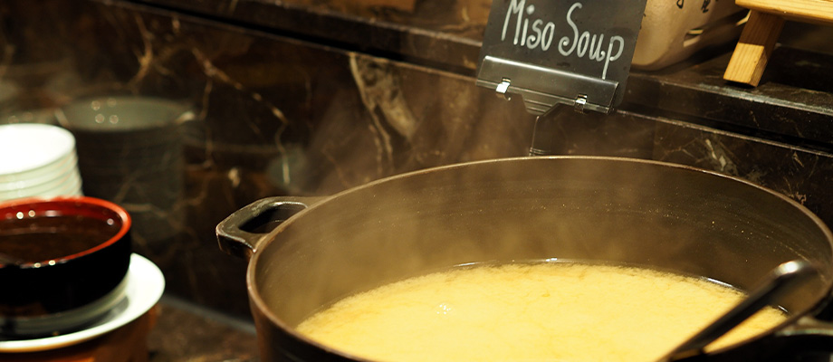 Miso
Schüssel mit Misopaste und Misosuppe – fermentiertes Superfood für eine gesunde Darmflora und starke Abwehrkräfte.