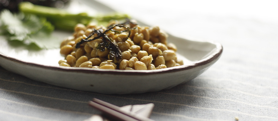 Natto
Fermentierte Sojabohnen mit Fäden – traditionelles japanisches Superfood mit viel Vitamin K2 für starke Knochen.