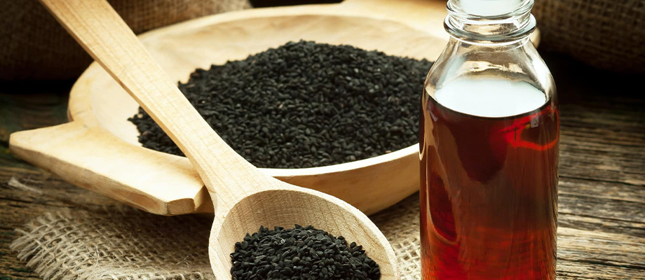 Schwarzkümmelöl
Flasche mit Schwarzkümmelöl und Schwarzkümmelsamen – immunstärkendes Naturmittel mit entzündungshemmenden Eigenschaften.