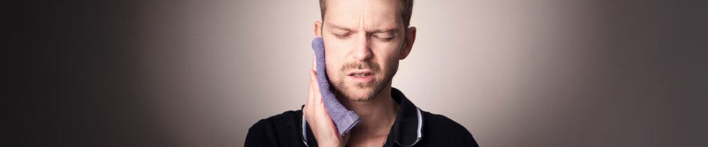 Sie sehn einen Mann der an Trigeminusneuralgie leidet.